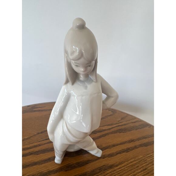 Vintage Rosal Porcelain Figurine Girl Hiding Gift & Ball Made in Spain - Picture 4 of 7